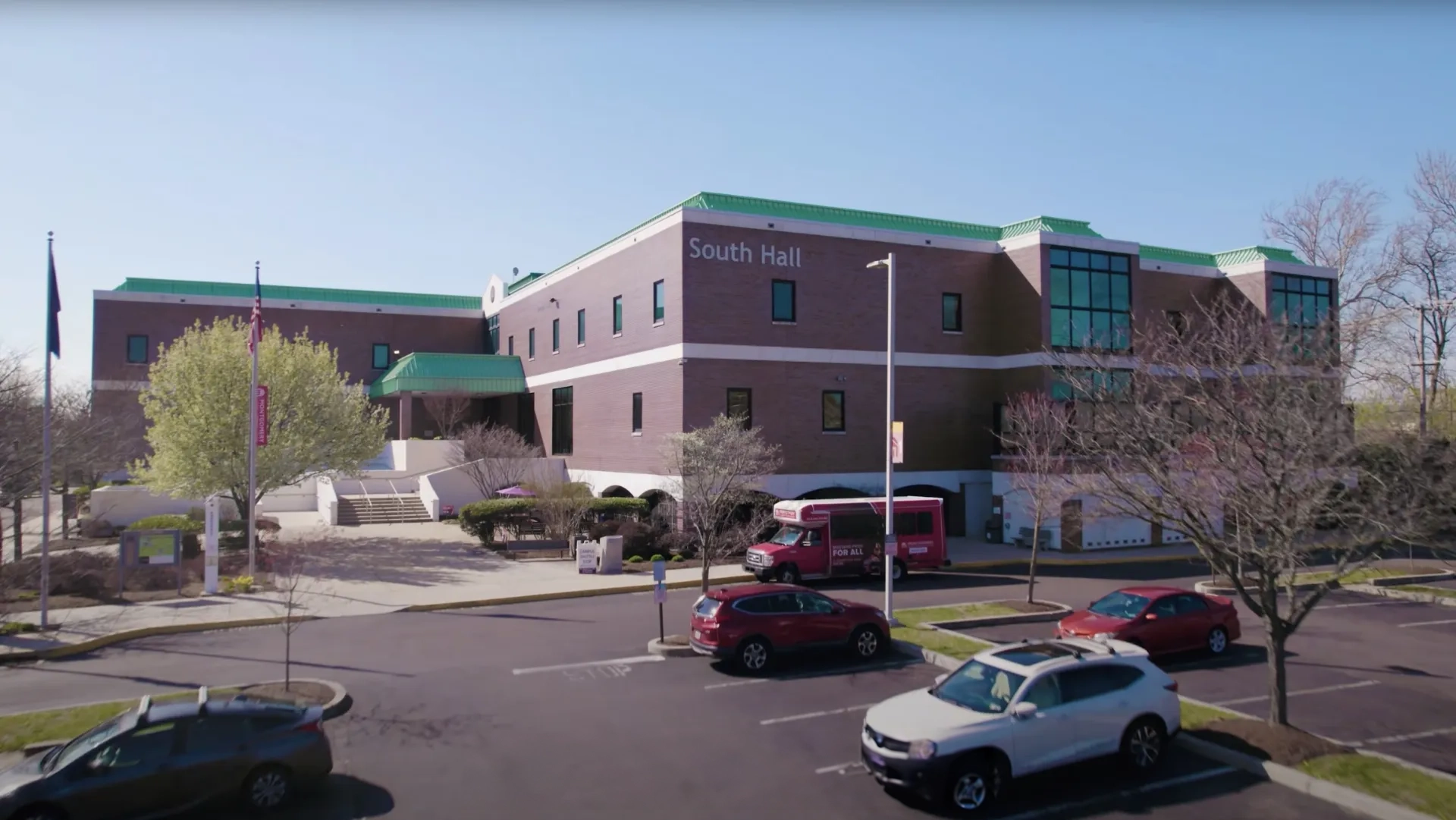 a large building with cars parked in front of it