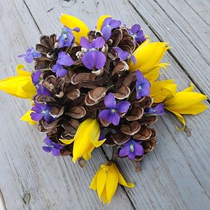 Interlocking pinecones and flowers