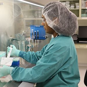 Seethal Meda working in a laboratory.