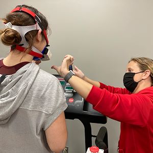 Amanda Woolridge pairs a VO2 mask with a cell phone.