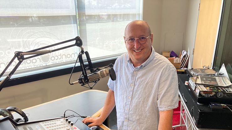 Mass Media Studies and Production Senior Lecturer Jeff Asch was recently inducted in to the Philadelphia Jewish Sports Hall of Fame, capping a career in broadcasting that stretched over 40 years. Photo by Eric Devlin.