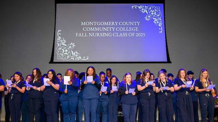 nurses reciting nursing pledge